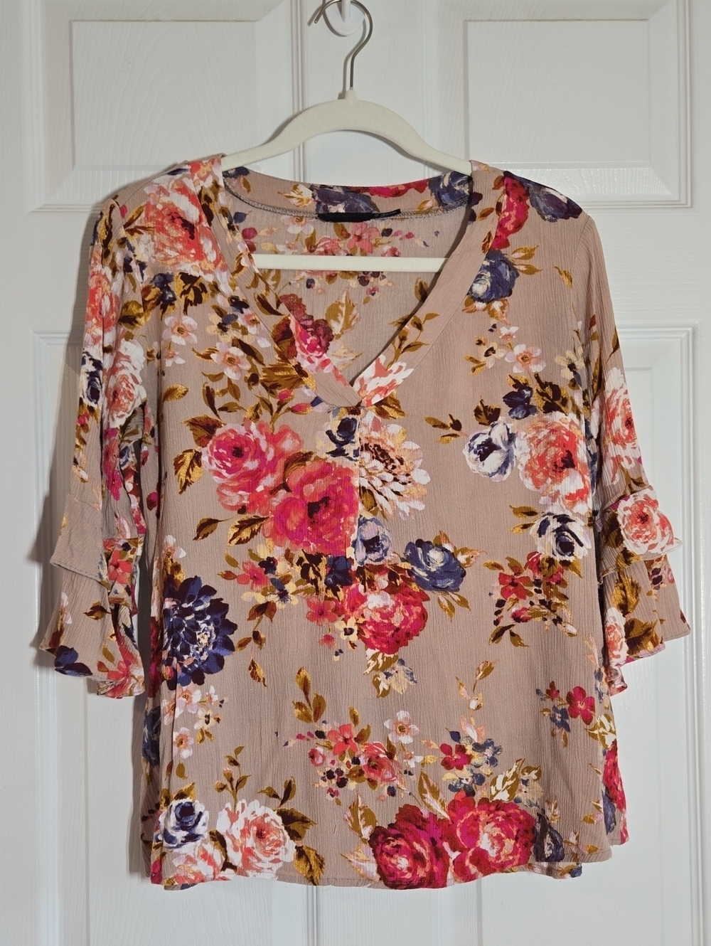 🎇Blu Pepper Taupe Tan Floral V-Neck Ruffle Sleeve Top Size Medium